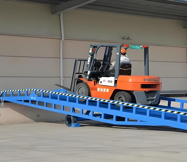 乌尔禾移动式卸货平台（叉车用）